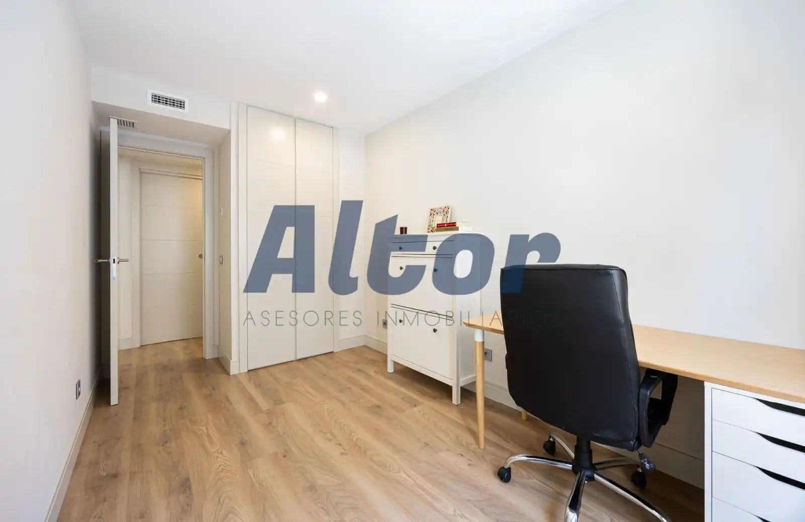 Schlafzimmer von Wohnung zum Verkauf in Madrid mit Klimaanlage, Abstellraum und Schwimmbad