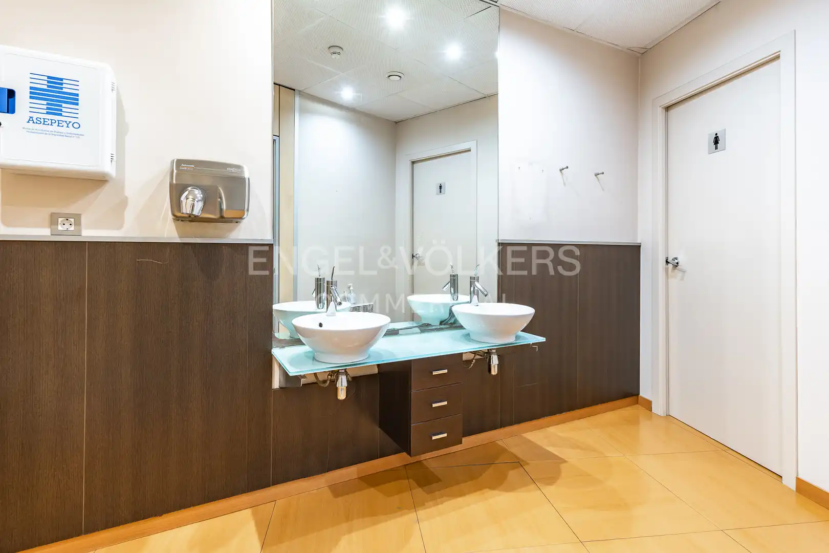 Bathroom of Office for rent in L'Eixample
