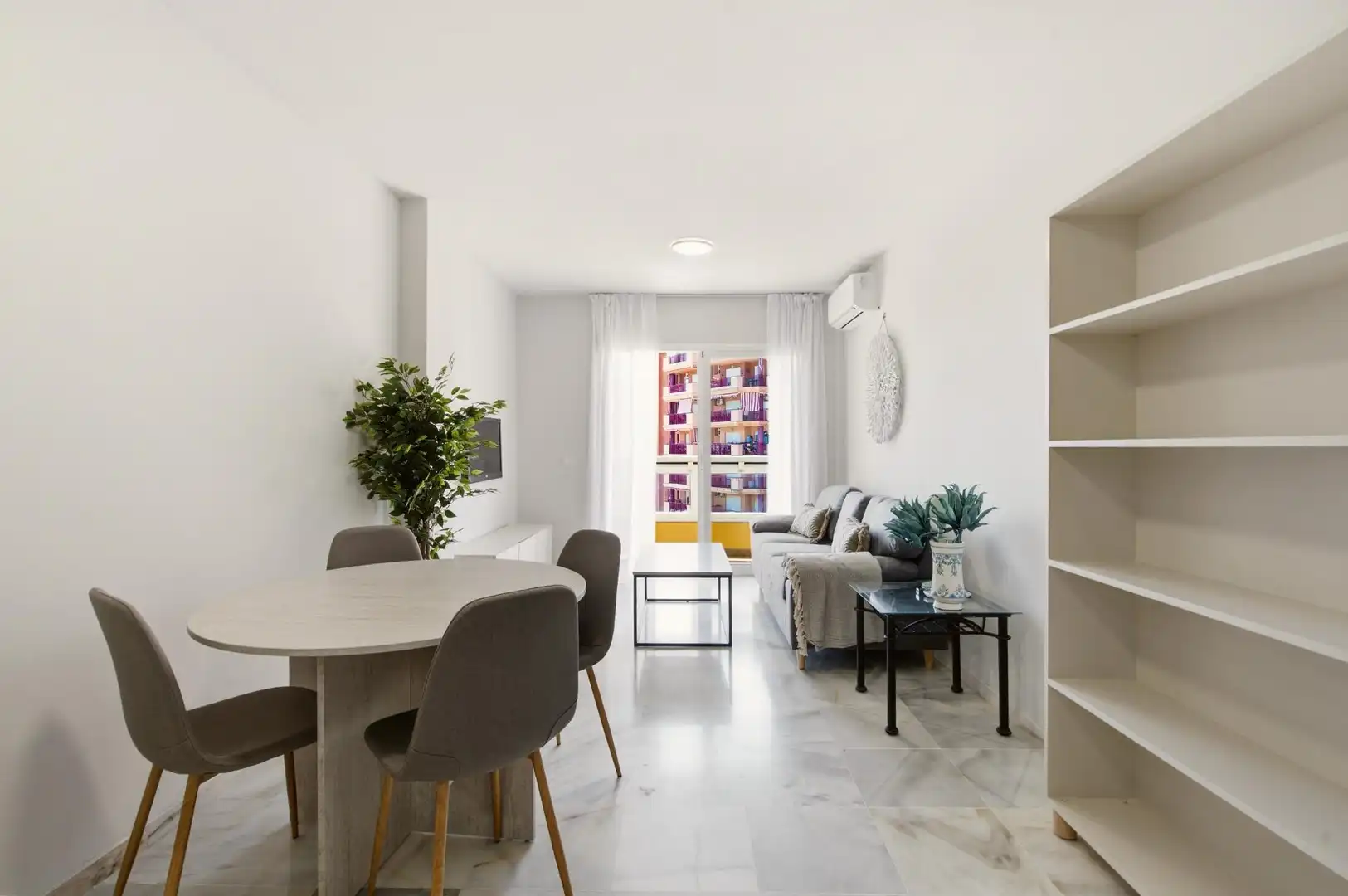 Sala d'estar de Pis de lloguer en Fuengirola amb Aire condicionat, Terrassa i Moblat