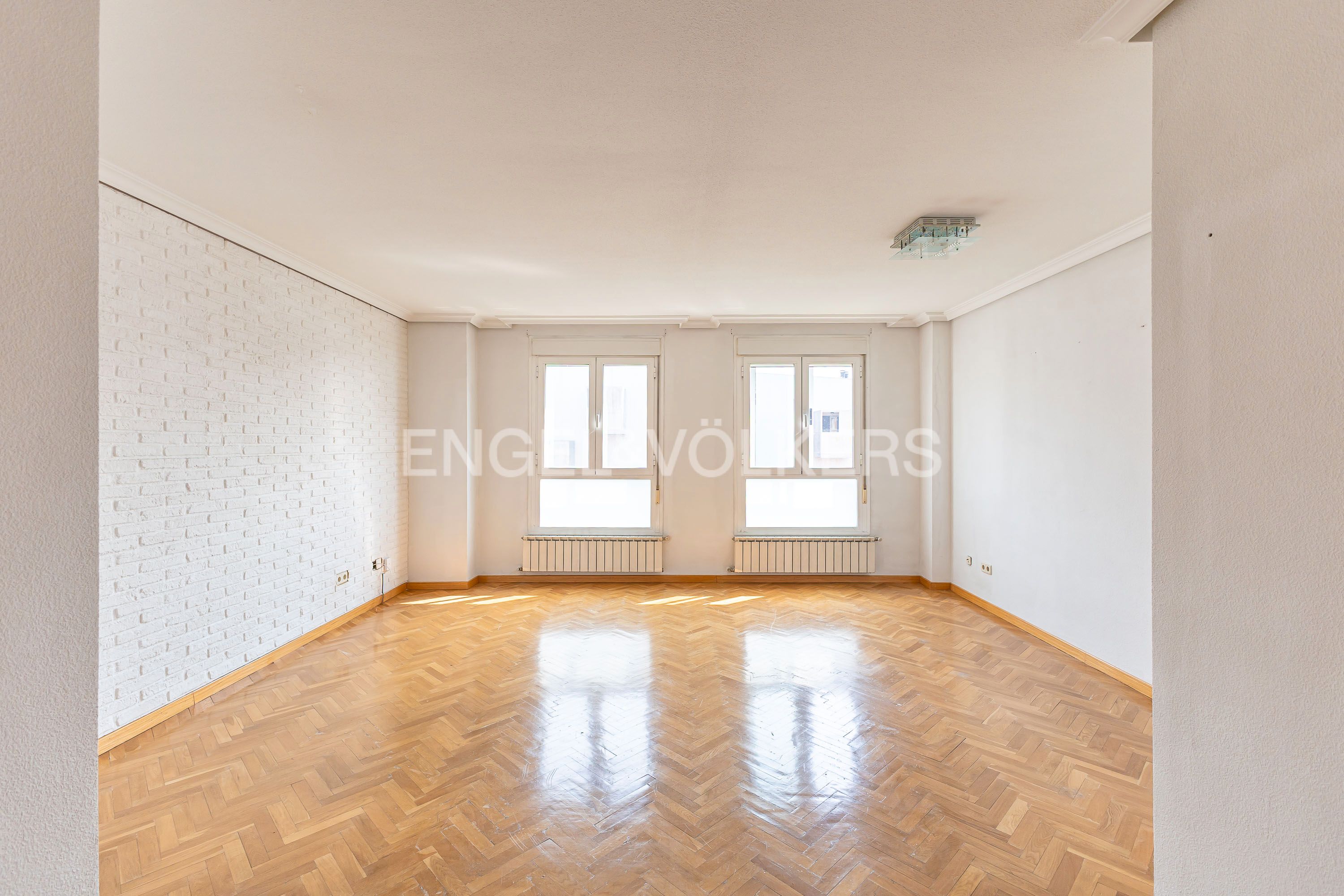Sala d'estar de Apartament en venda en  Madrid Capital amb Calefacció, Jardí privat i Parquet
