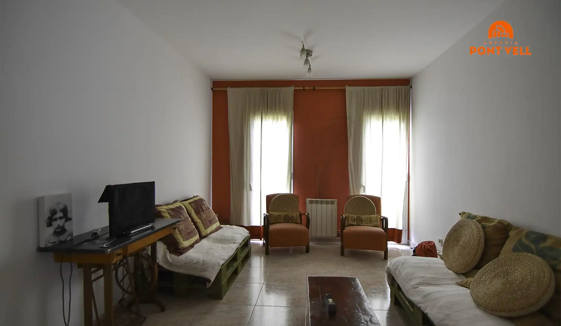 Sala d'estar de Pis en venda en La Bisbal d'Empordà amb Terrassa i Traster