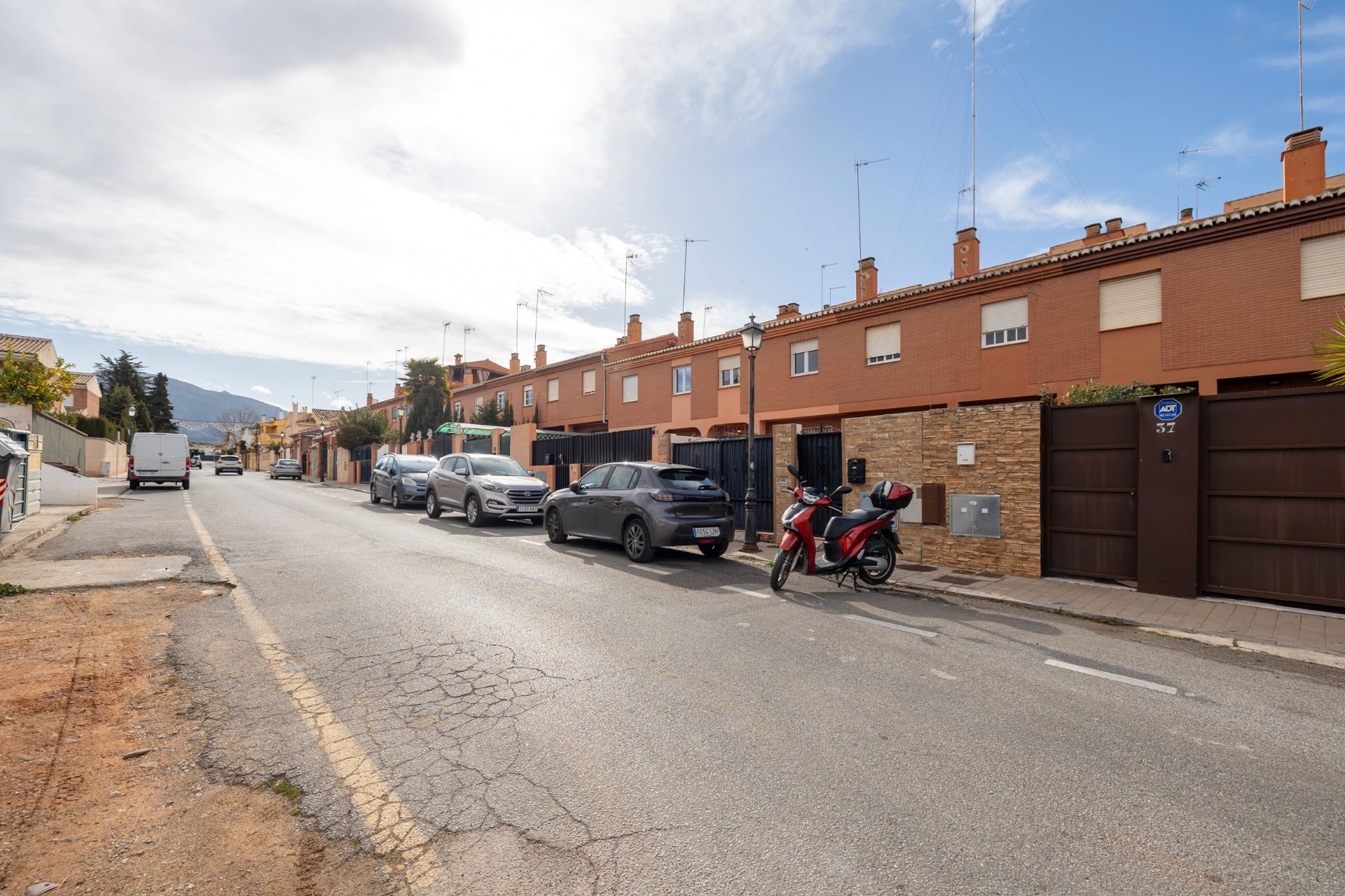 Vista exterior de Casa adosada en venda en Huétor Vega amb Jardí privat