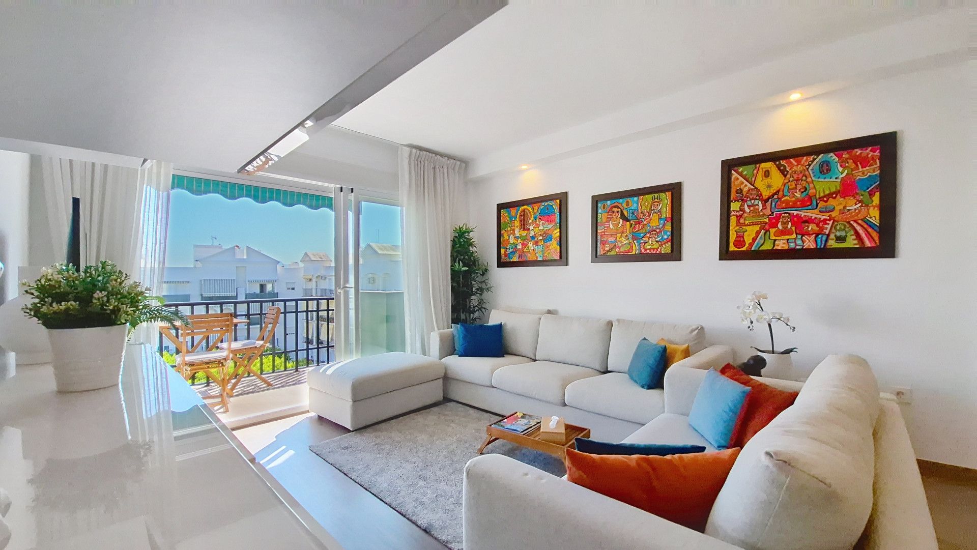 Sala d'estar de Apartament en venda en Estepona amb Aire condicionat, Terrassa i Moblat