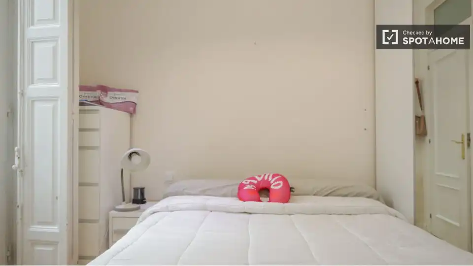 Room in Cortes - Huertas