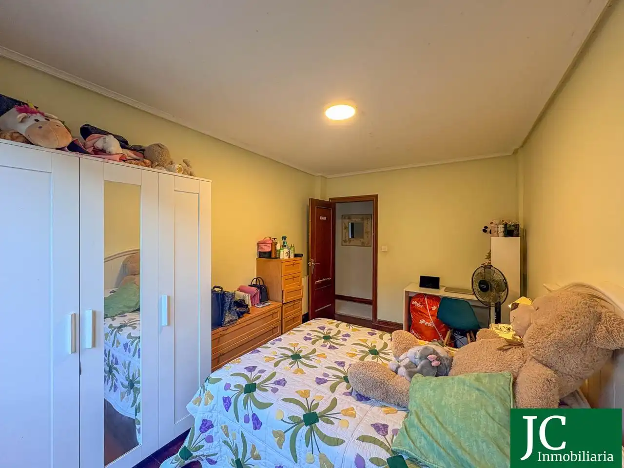 Dormitori de Apartament en venda en Bárcena de Cicero amb Calefacció, Parquet i Terrassa