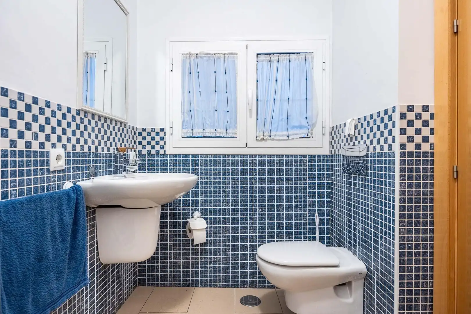 Bathroom of Houses for sale in Sevilla  with Air Conditioner, Terrace and Alarm