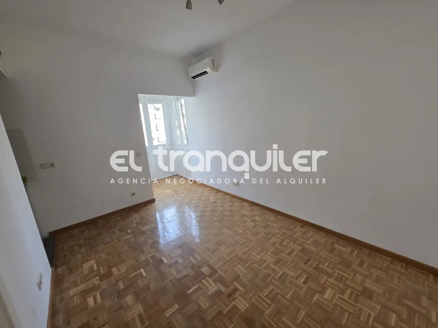 Bedroom of Study for rent in Madrid  with Air Conditioner, Parquet flooring and Washing machine