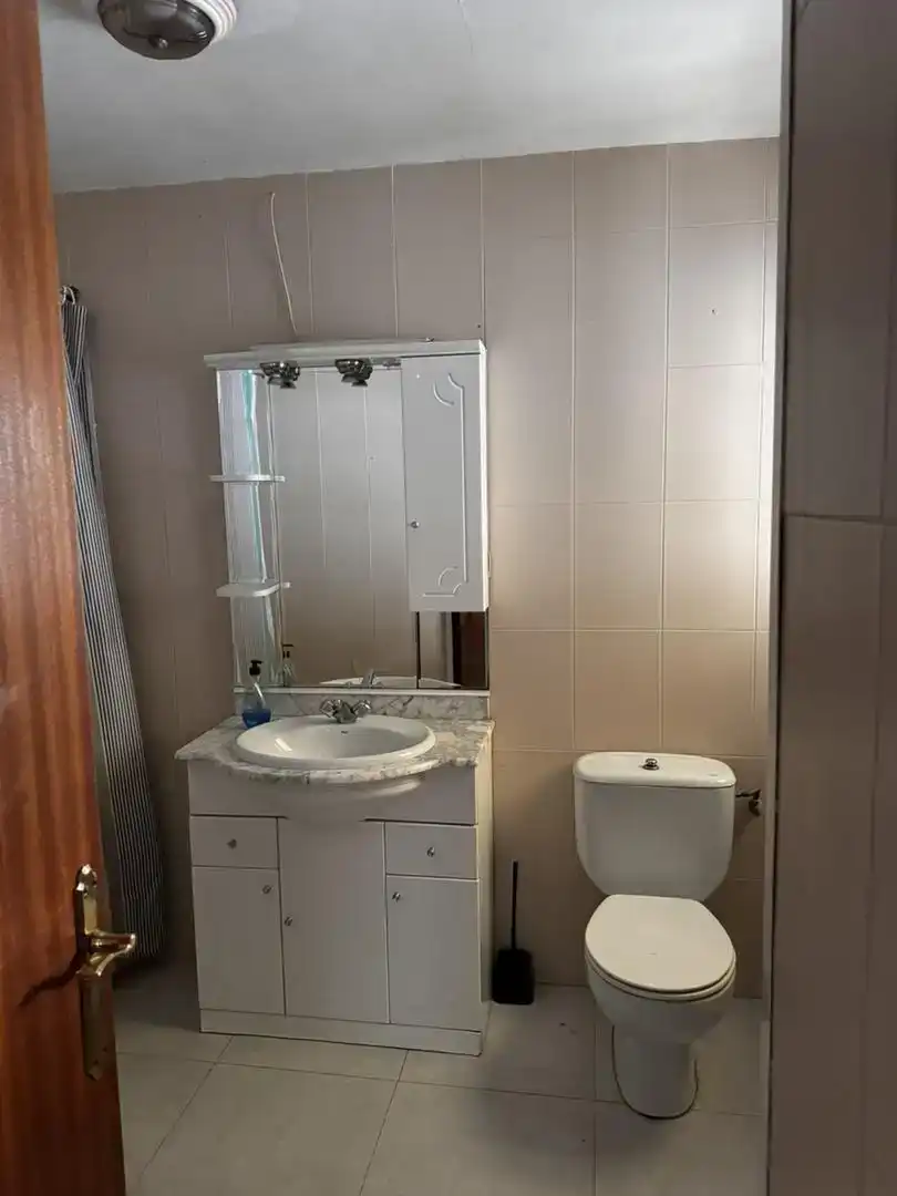 Bany de Planta baixa en venda en Monturque amb Aire condicionat, Rentadora i TV