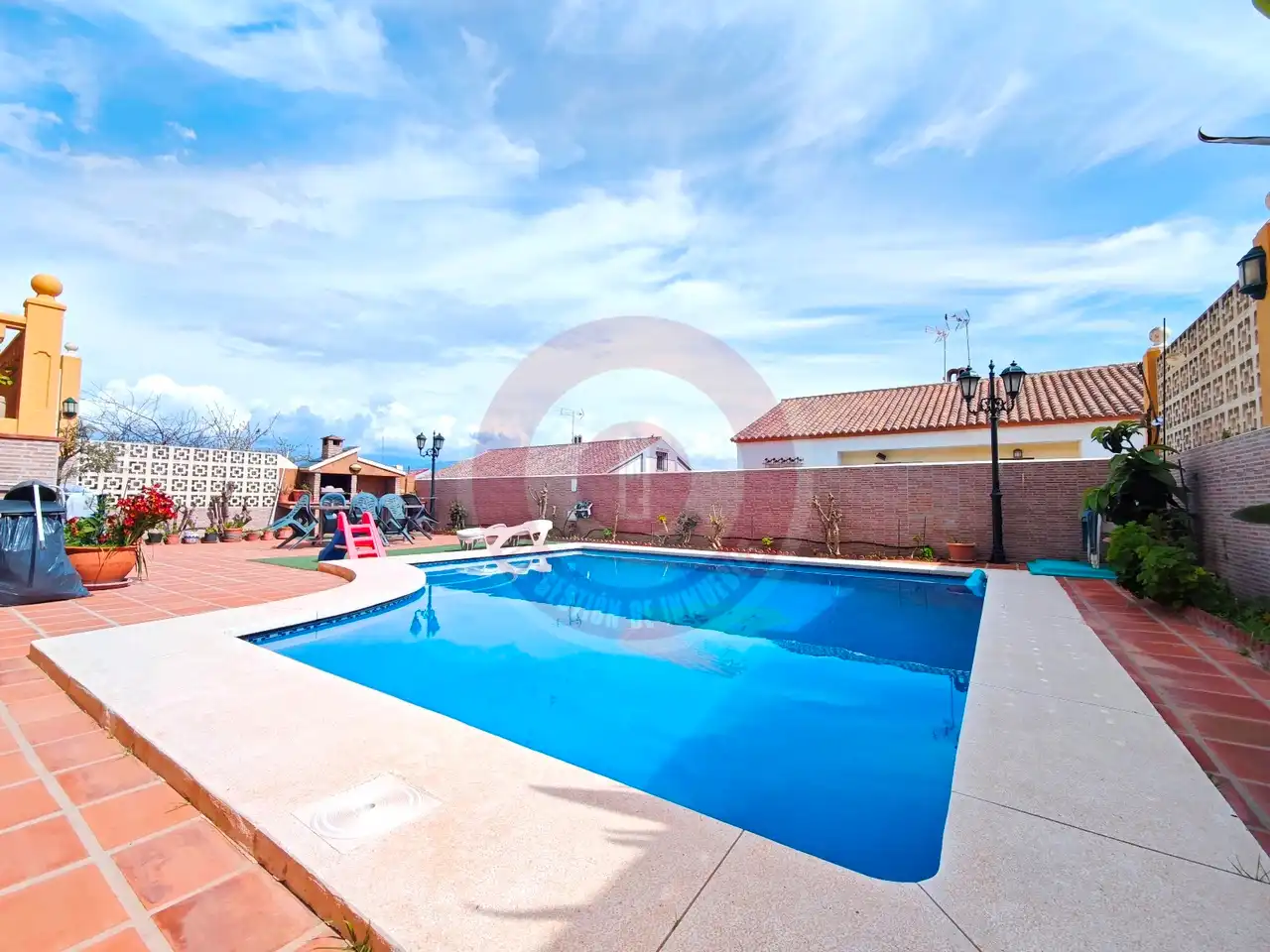 Chalet con piscina en venta en Calle Rioja 50, imagen 3