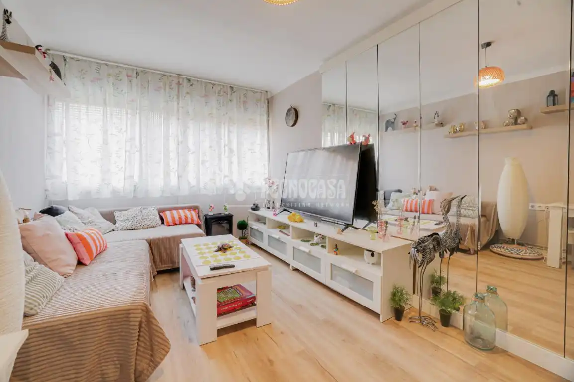 Sala d'estar de Pis en venda en Sant Feliu de Llobregat amb Calefacció