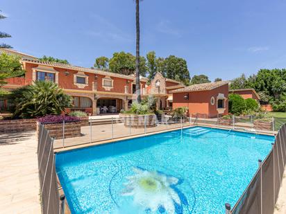 Vista exterior de Casa o xalet en venda en Benahavís amb Piscina