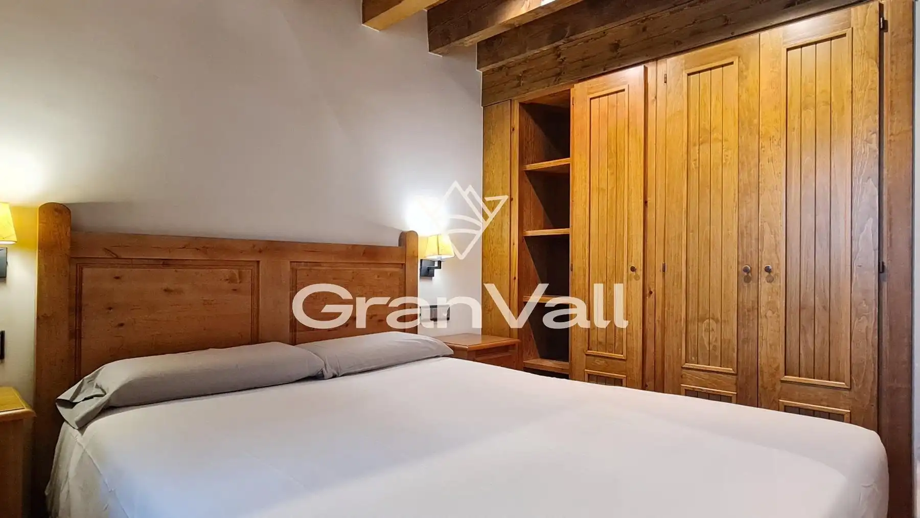 Schlafzimmer von Dachboden zum Verkauf in Alp mit Heizung und Möbliert