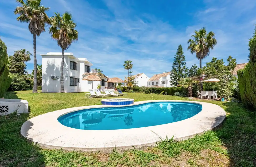 Piscina de Casa o chalet de alquiler en Estepona con Aire acondicionado, Terraza y Amueblado