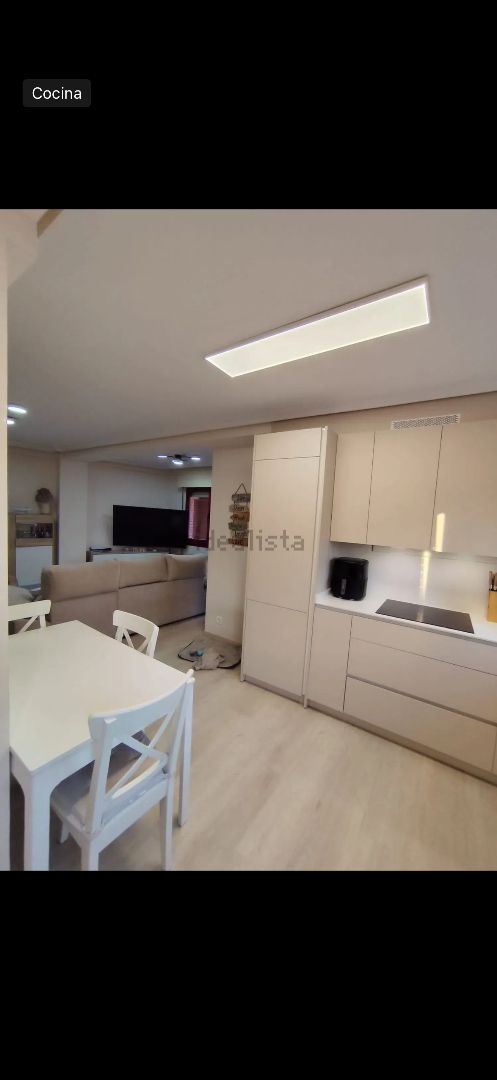 Cuina de Àtic en venda en Oviedo  amb Calefacció, Terrassa i Moblat