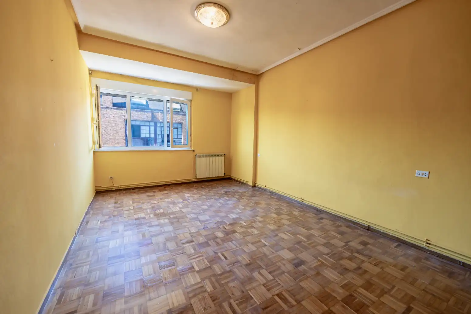 Habitación de Piso en venta en Oviedo  con Calefacción, Parquet y Trastero
