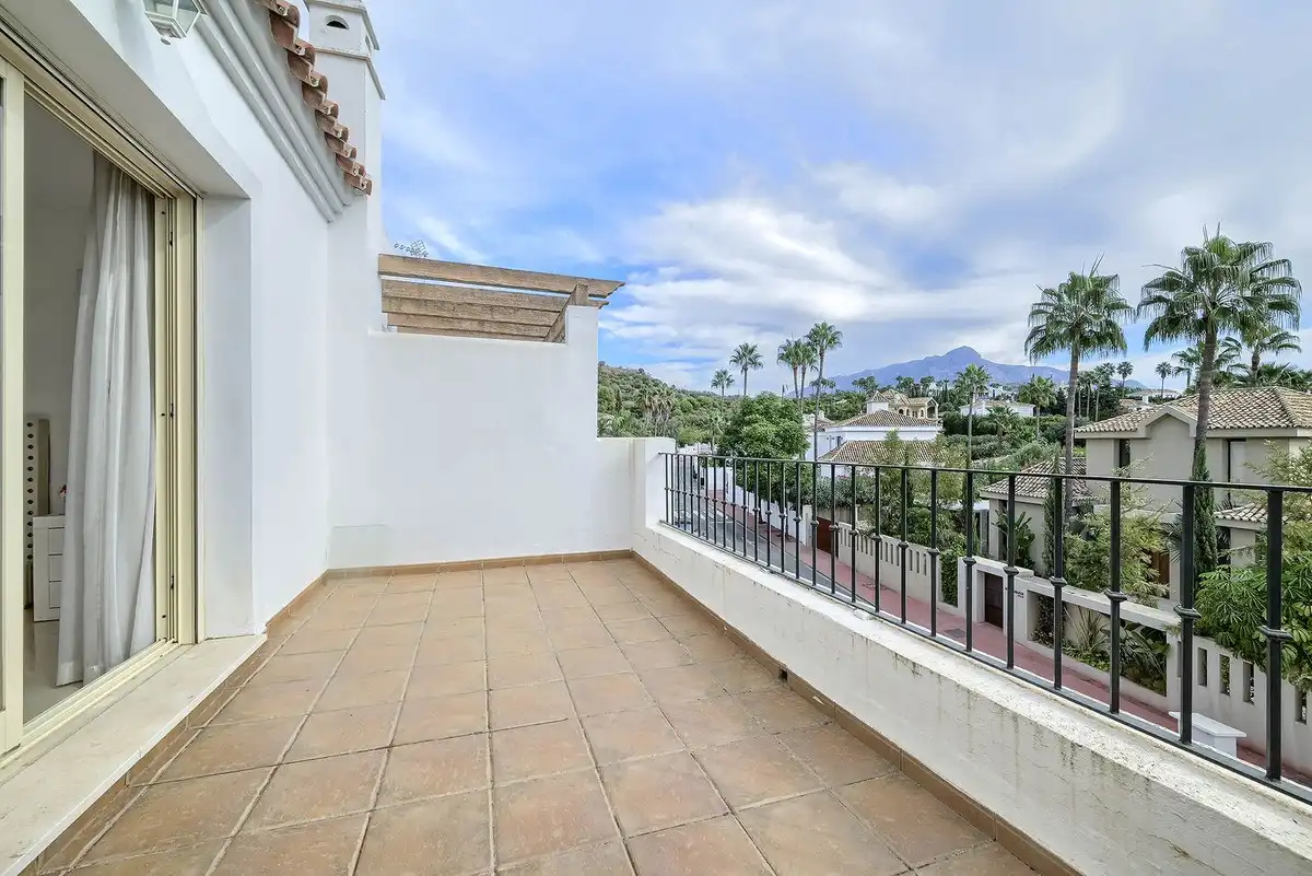 Terrasse von Einfamilien-Reihenhaus zum Verkauf in Marbella mit Klimaanlage und Terrasse