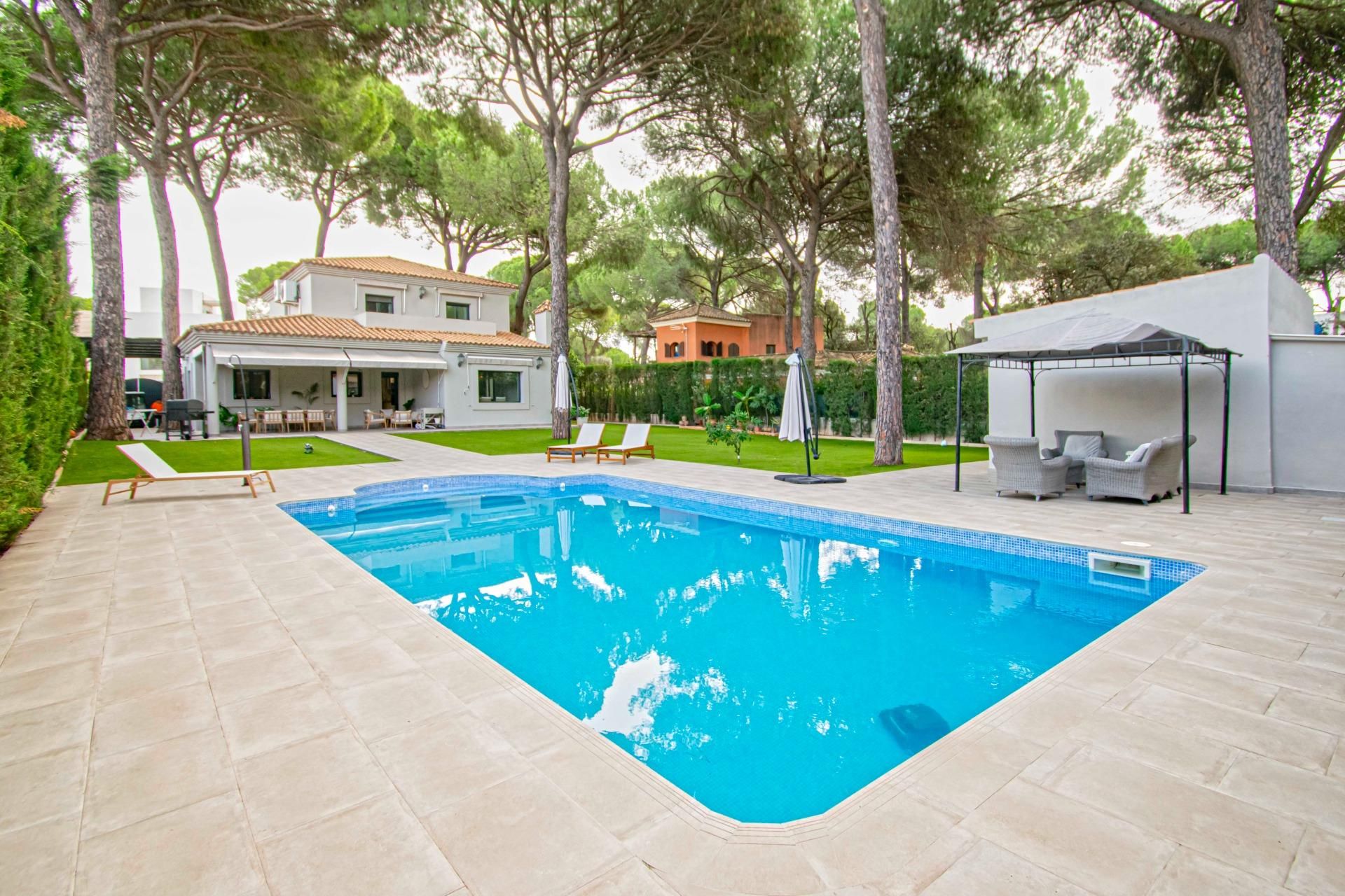Piscina de Casa o xalet de lloguer en Bollullos de la Mitación amb Aire condicionat, Jardí privat i Terrassa