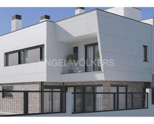 Exterior view of Single-family semi-detached for sale in Pozuelo de Alarcón  with Heating, Private garden and Swimming Pool