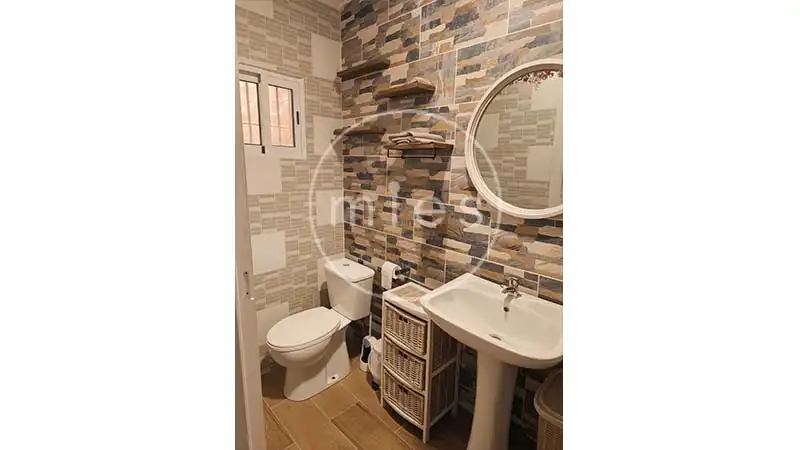 Baño de Piso en venta en Torrent con Aire acondicionado, Terraza y Amueblado