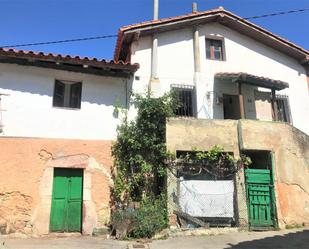 Vista exterior de Casa o xalet en venda en Yernes y Tameza amb Calefacció i Moblat