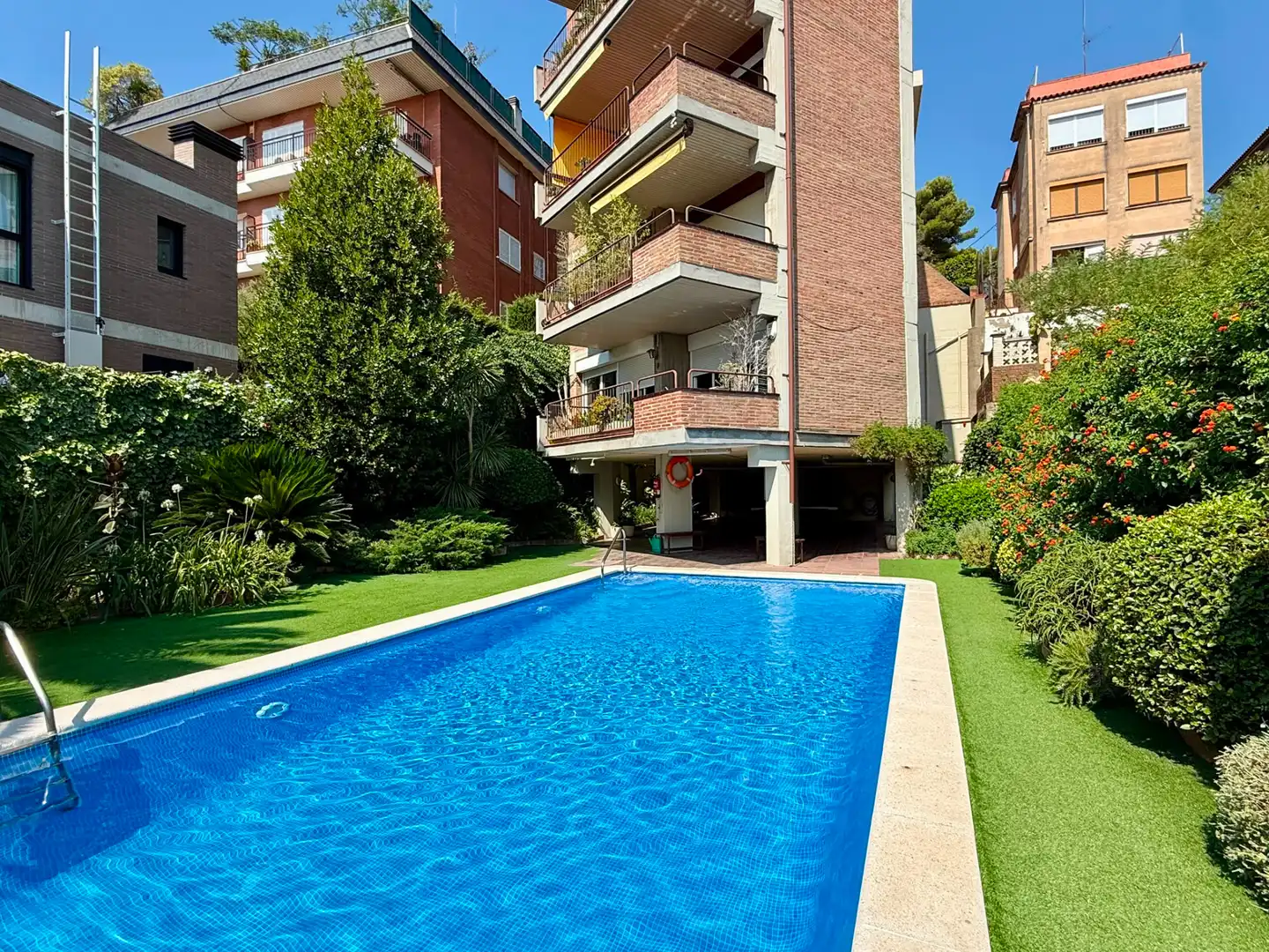 Piscina de Pis en venda en Barcelona amb Calefacció, Parquet i Terrassa