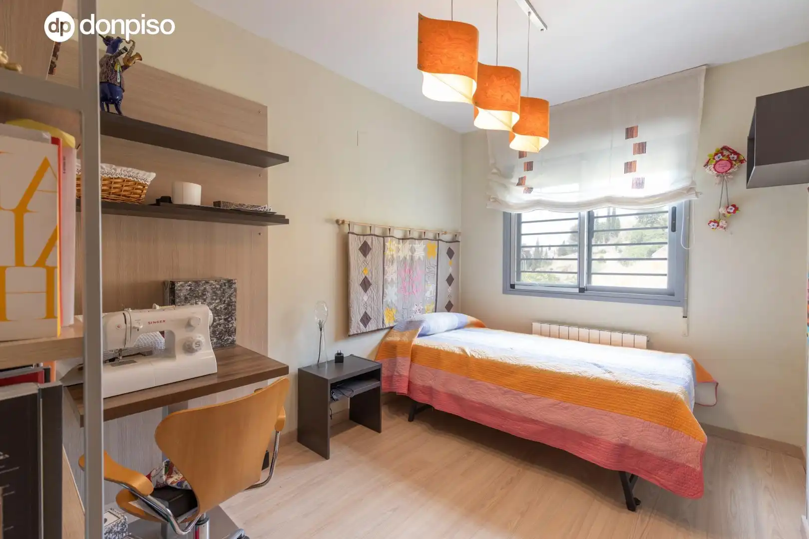 Habitación de Casa adosada en venta en Granada con Aire acondicionado, Calefacción y Balcón