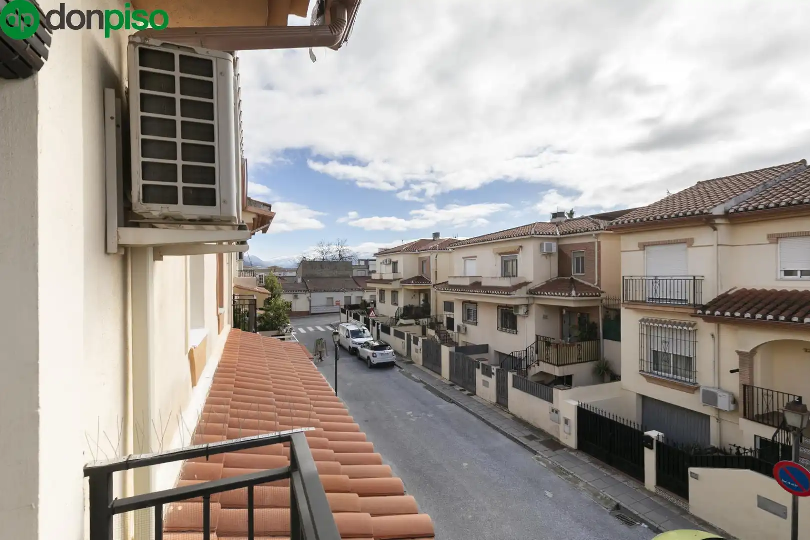 Vista exterior de Casa adosada en venta en Vegas del Genil con Terraza y Piscina comunitaria