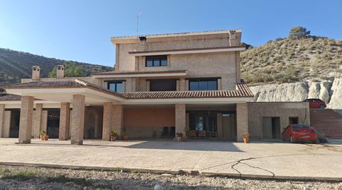 CHALET EN PETRER CON PARCELA DE 13.000 M2 Y 447 CONSTRUIDOS