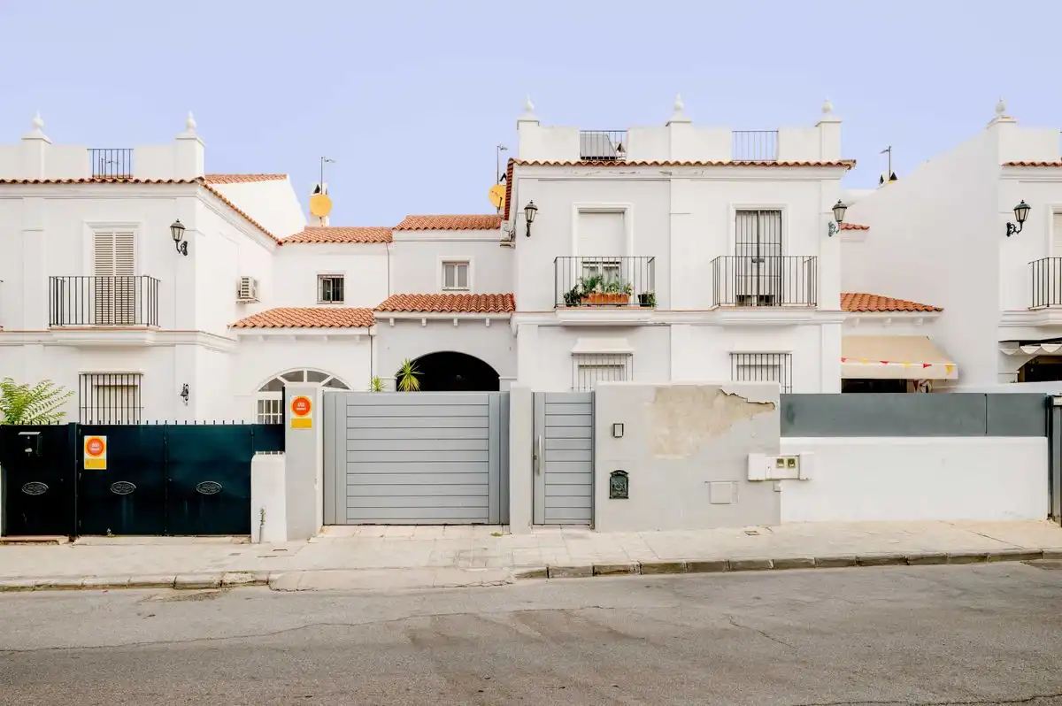 Vista exterior de Casa o xalet en venda en Gines amb Aire condicionat i Calefacció