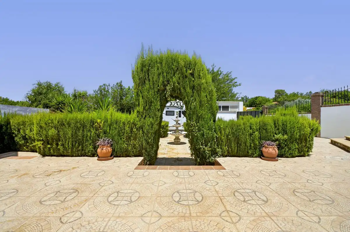 Jardí de Casa o xalet en venda en Carmona amb Aire condicionat, Calefacció i Jardí privat