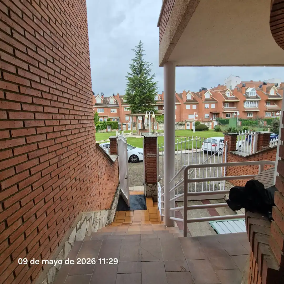 Vista exterior de Casa o xalet en venda en San Andrés del Rabanedo amb Calefacció, Jardí privat i Parquet