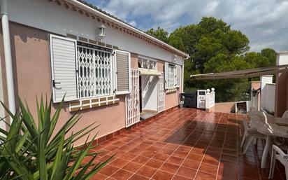 Vista exterior de Casa o xalet en venda en Pedralba amb Jardí privat, Terrassa i Piscina