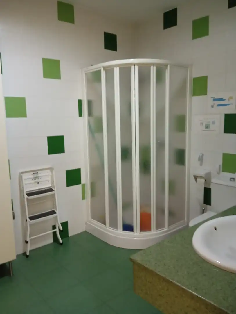 Badezimmer von Geschaftsraum zum Verkauf in Badajoz mit Klimaanlage, Heizung und Parkett