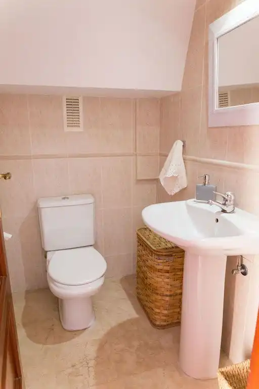 Baño de Dúplex en venta en Manilva con Aire acondicionado, Terraza y Piscina comunitaria