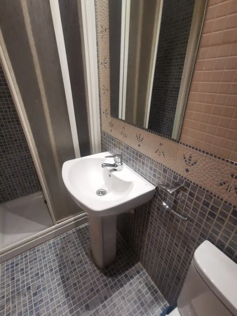 Badezimmer von Wohnung zum Verkauf in Salamanca mit Heizung, Parkett und Ofen