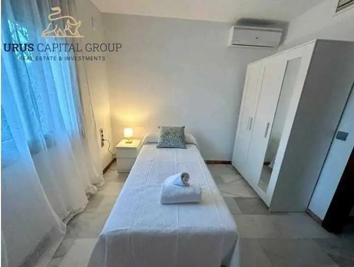 Dormitori de Casa adosada en venda en Córdoba amb Aire condicionat, Calefacció i Jardí privat