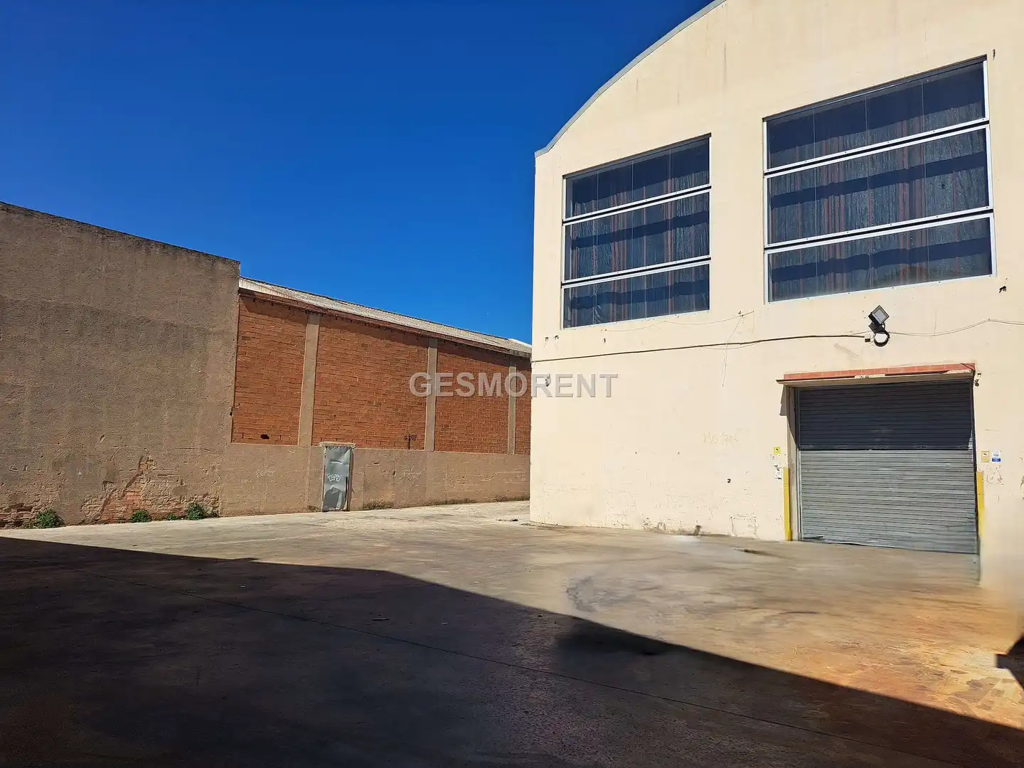 Vista exterior de Nau industrial de lloguer en L'Hospitalet de Llobregat