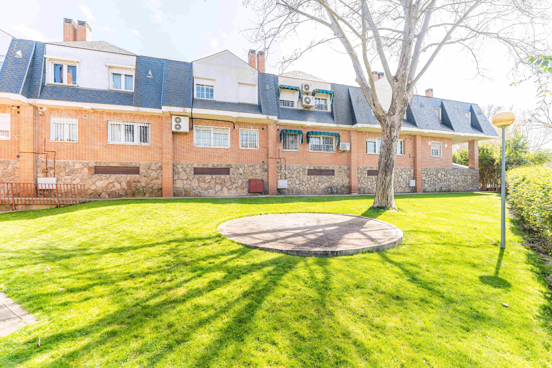 Vista exterior de Dúplex en venta en Arroyomolinos (Madrid) con Calefacción y Horno