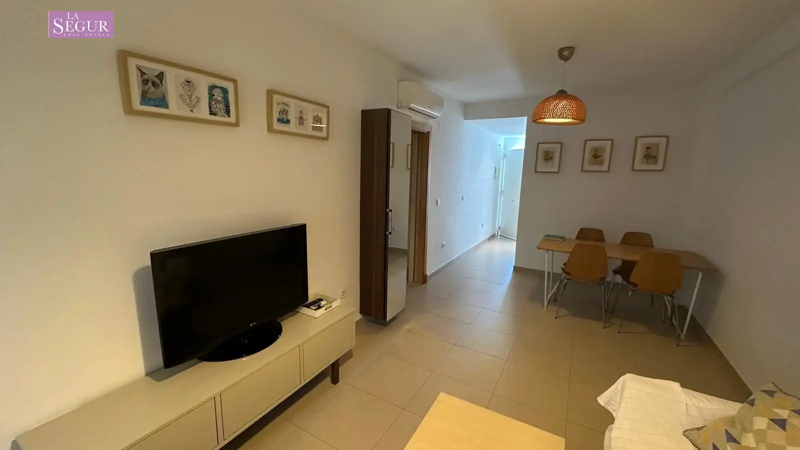 Wohnzimmer von Wohnung zum Verkauf in Conil de la Frontera mit Klimaanlage, Privatgarten und Abstellraum