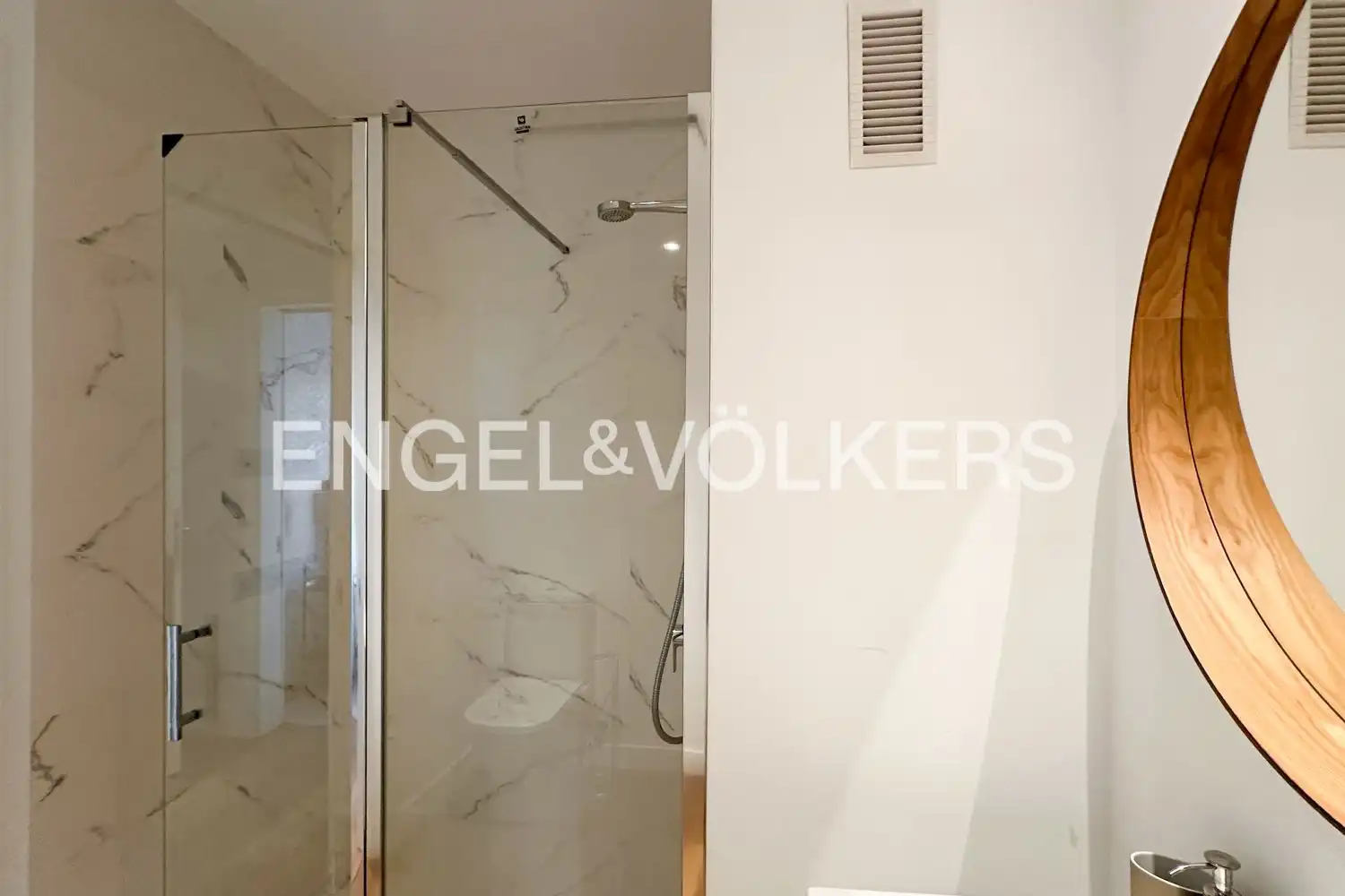 Baño de Piso de alquiler en Valencia con Aire acondicionado, Calefacción y Jardín privado