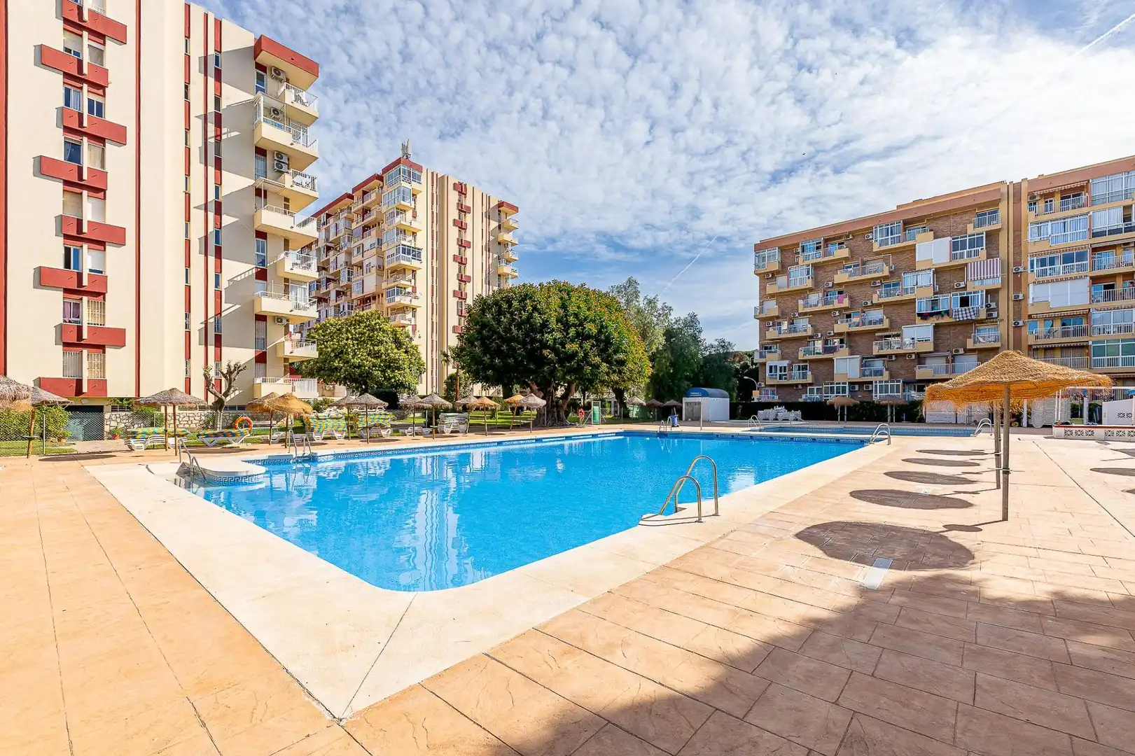 Schwimmbecken von Wohnungen zur Miete in Benalmádena mit Klimaanlage, Heizung und Privatgarten