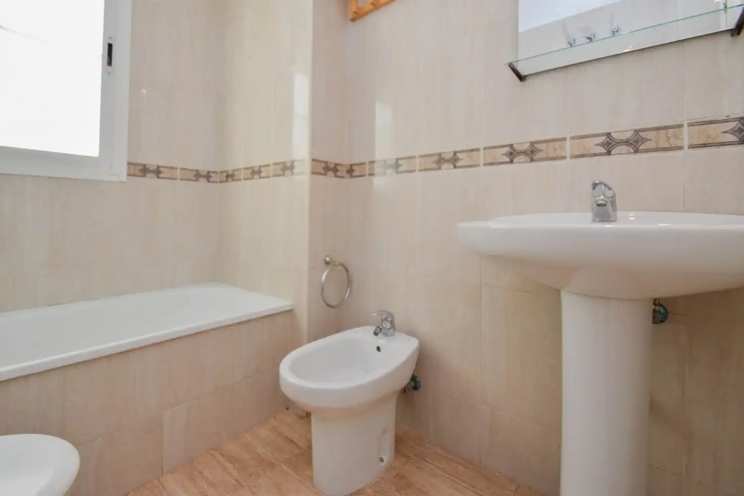Badezimmer von Dachboden zum Verkauf in Las Gabias mit Klimaanlage, Terrasse und Gemeinschaftspool