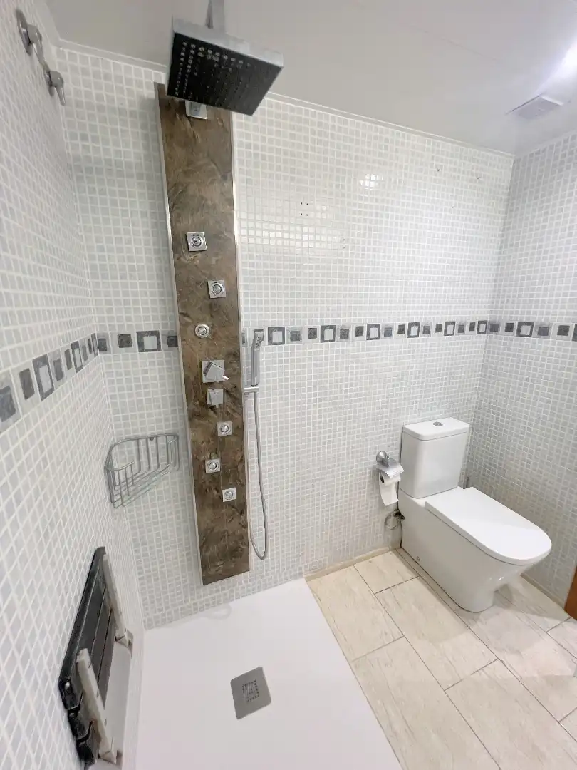 Baño de Piso de alquiler en Mataró con Aire acondicionado, Calefacción y Parquet