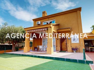 Chalet con balcón en venta en San Antonio de Benagéber