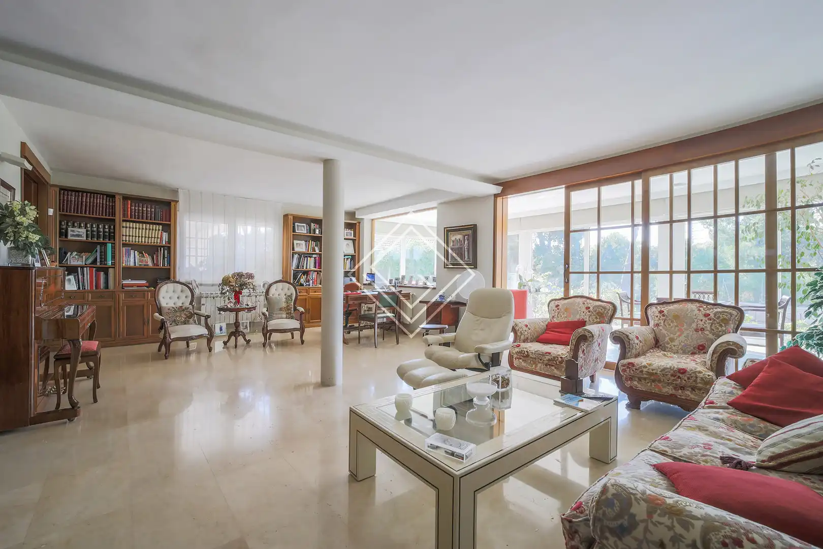 Sala d'estar de Casa o xalet en venda en Pozuelo de Alarcón amb Aire condicionat, Calefacció i Jardí privat