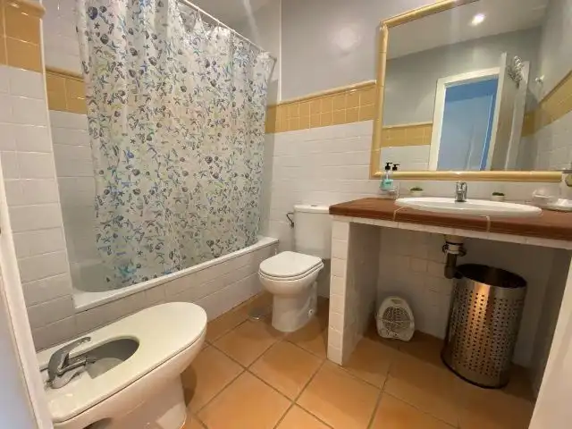 Baño de Apartamento de alquiler en Islantilla con Aire acondicionado, Calefacción y Terraza