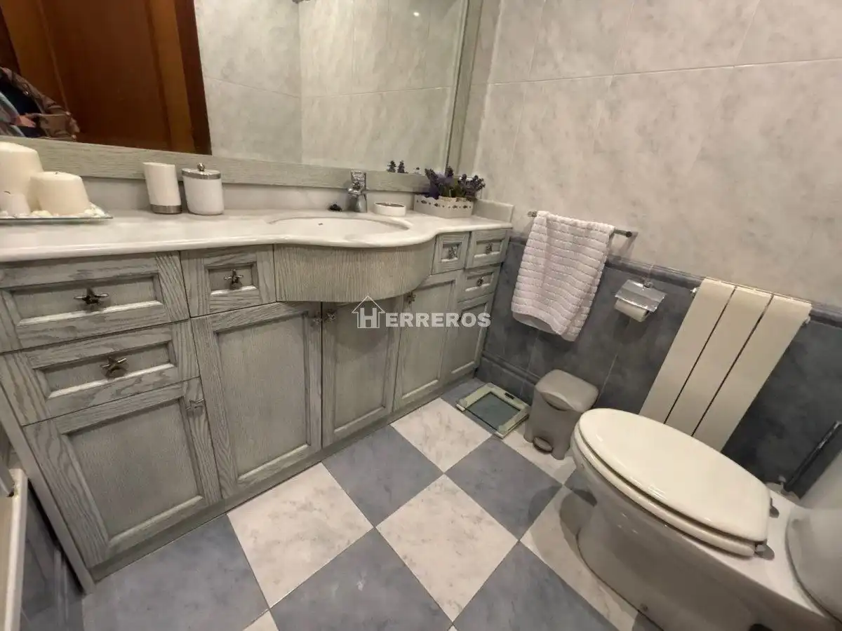 Bathroom of Flat for sale in  Logroño  with Heating, Parquet flooring and Terrace