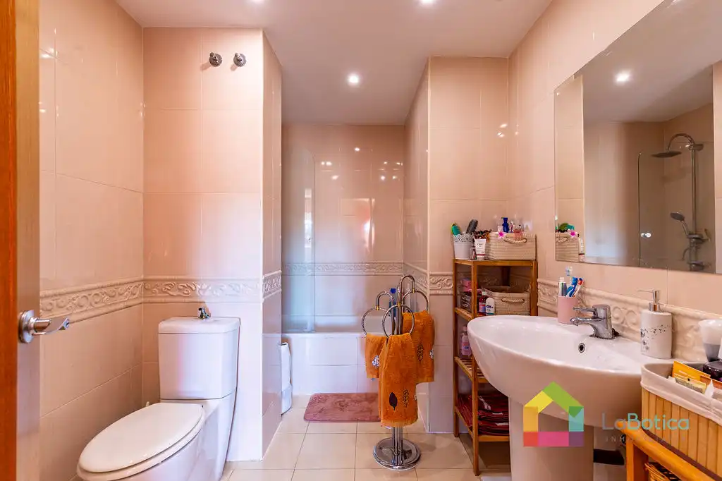 Bathroom of Detached homes for sale in Toledo  with Air Conditioner, Heating and Terrace