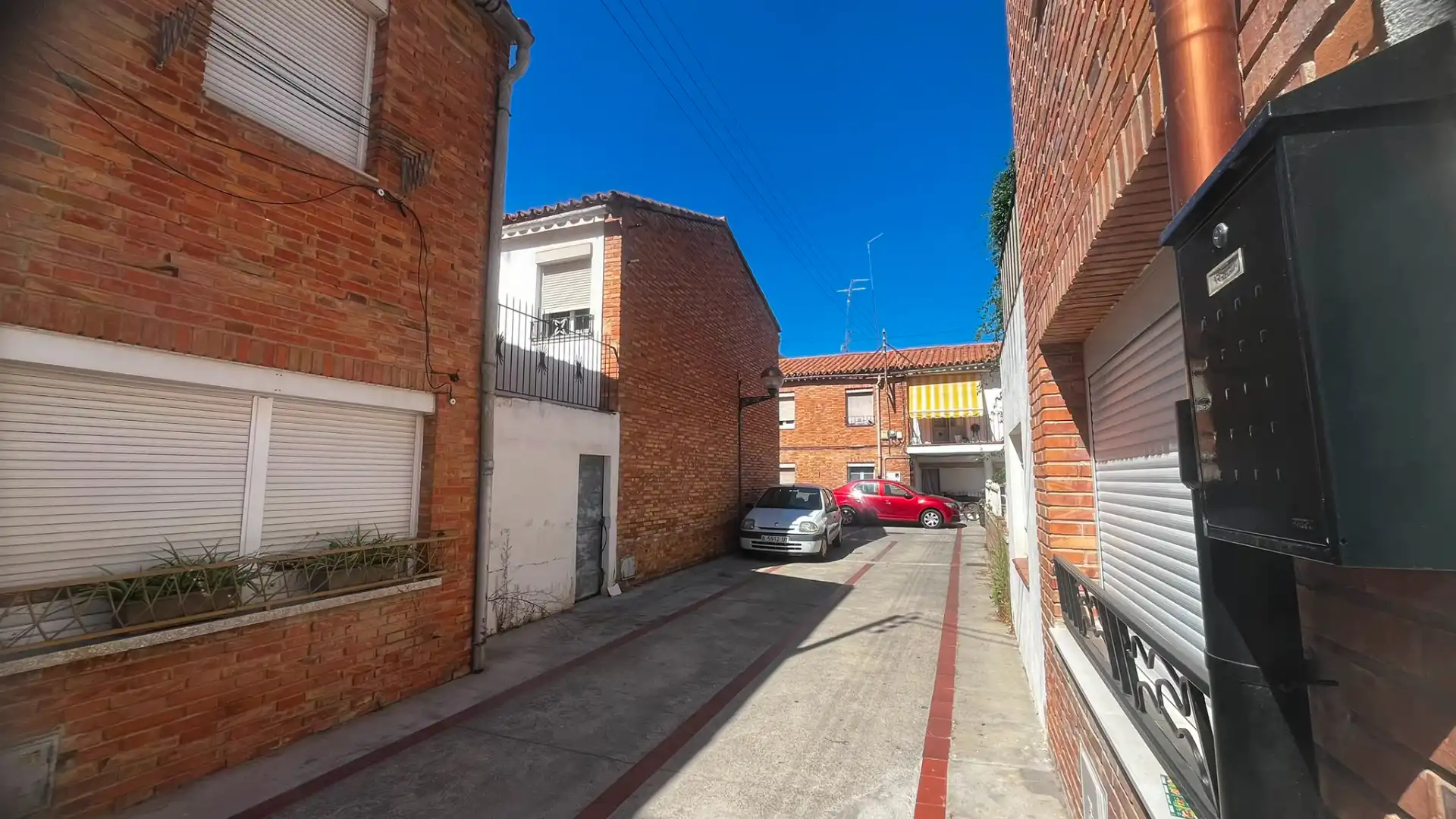Parkplatz von Einfamilien-Reihenhaus zum Verkauf in Cambrils mit Terrasse, Abstellraum und Alarm