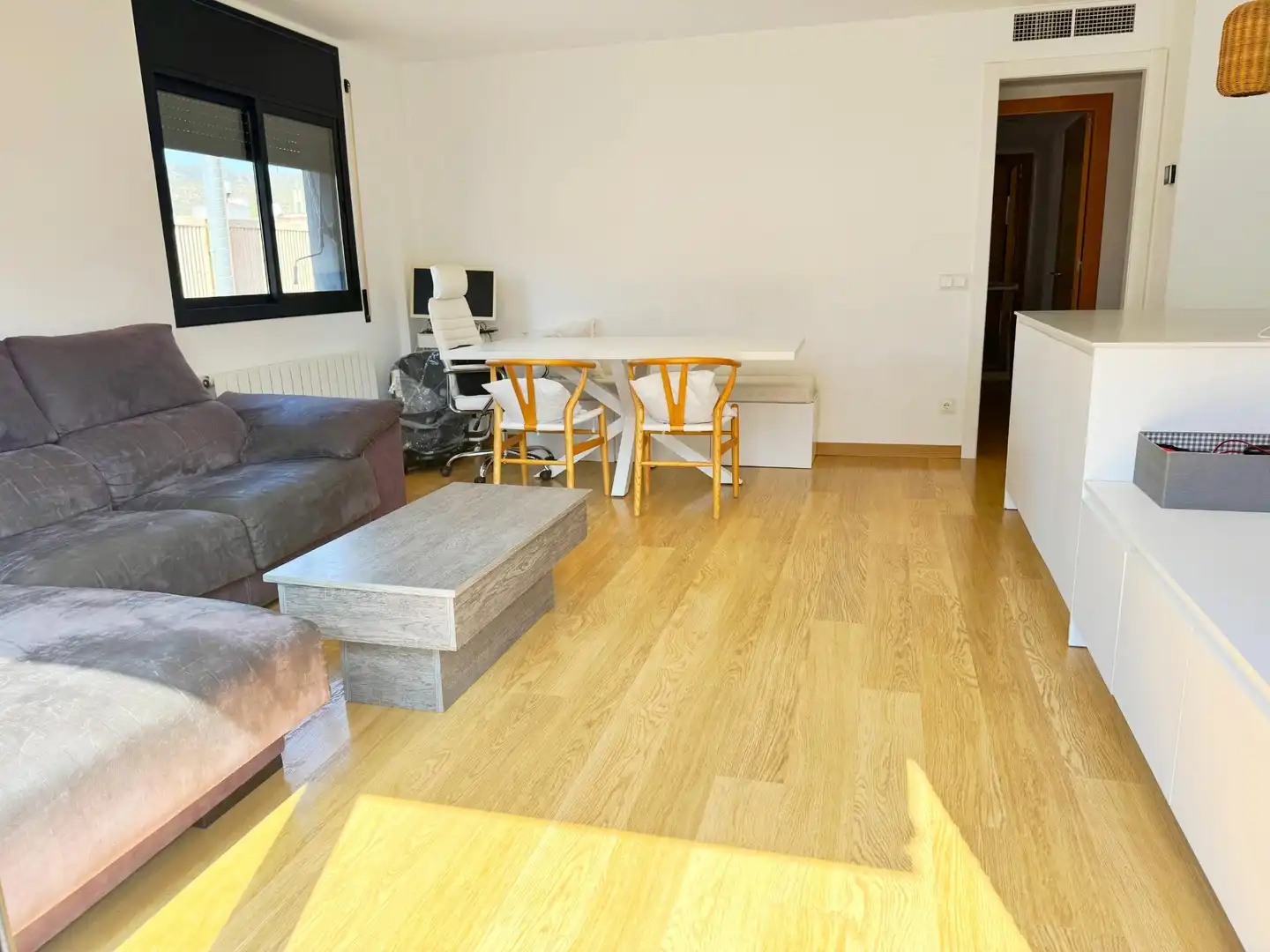 Sala de estar de Piso en venta en Castelldefels con Aire acondicionado, Jardín privado y Amueblado
